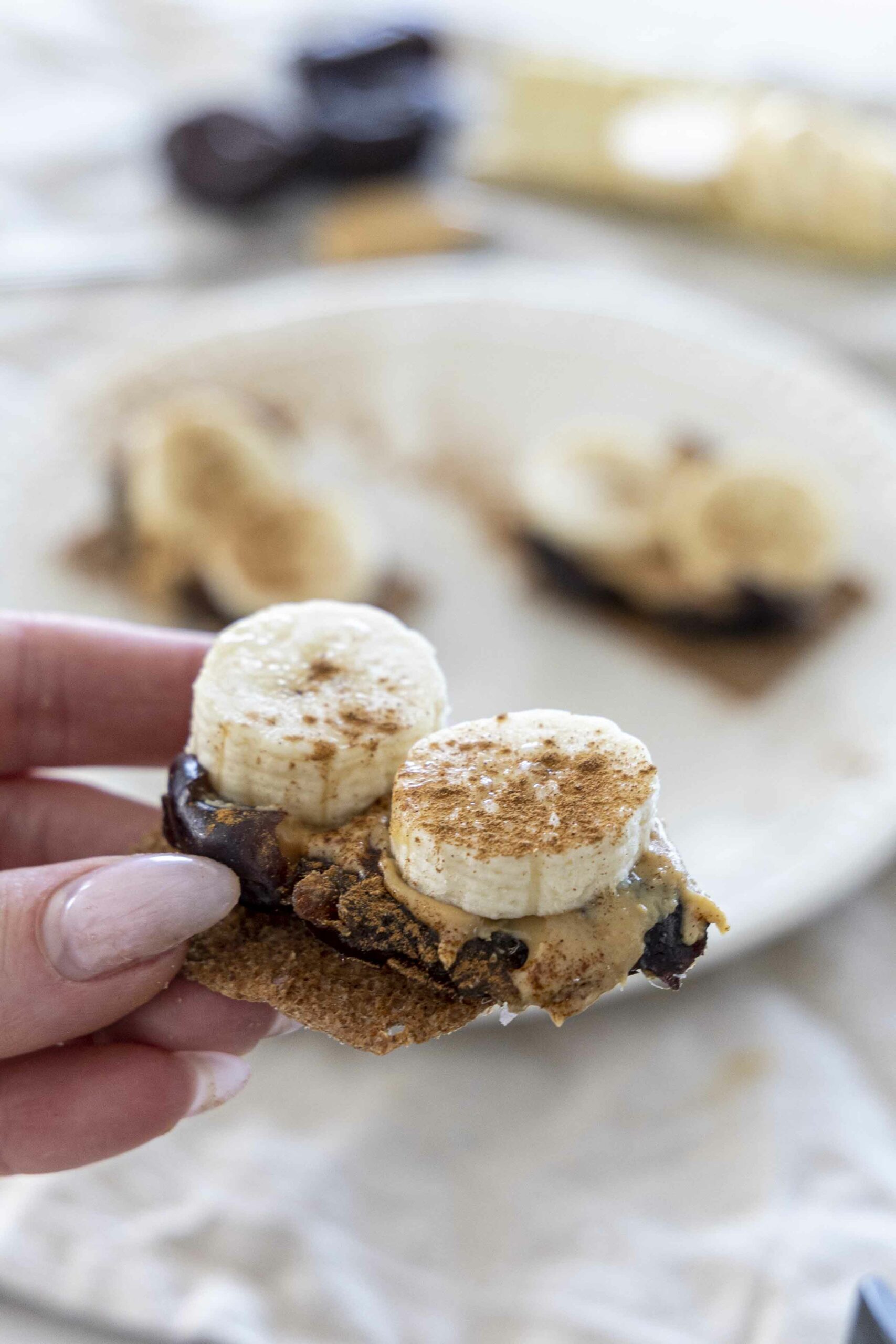 Finn crisp með döðlum, hnetusmjöri og banana