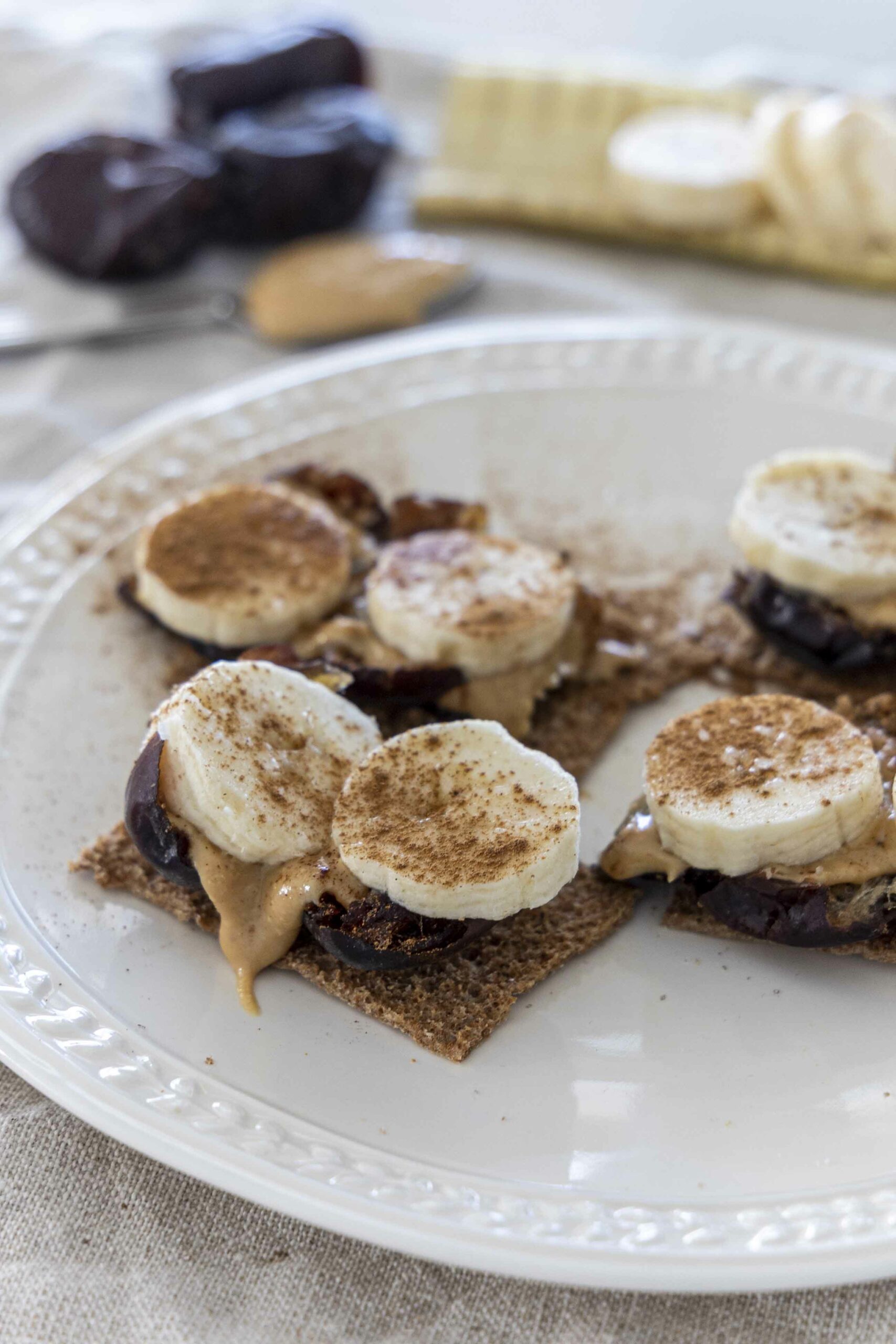Finn crisp með döðlum, hnetusmjöri og banana