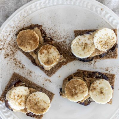 Finn crisp með döðlum, hnetusmjöri og banana