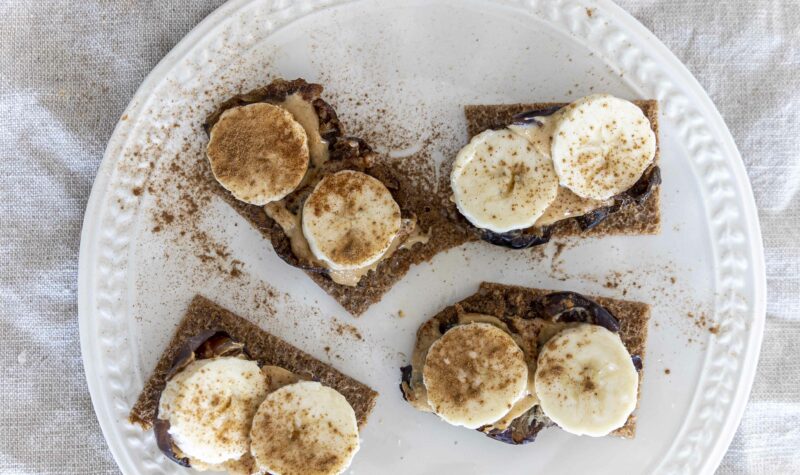 Finn crisp með döðlum, hnetusmjöri og banana