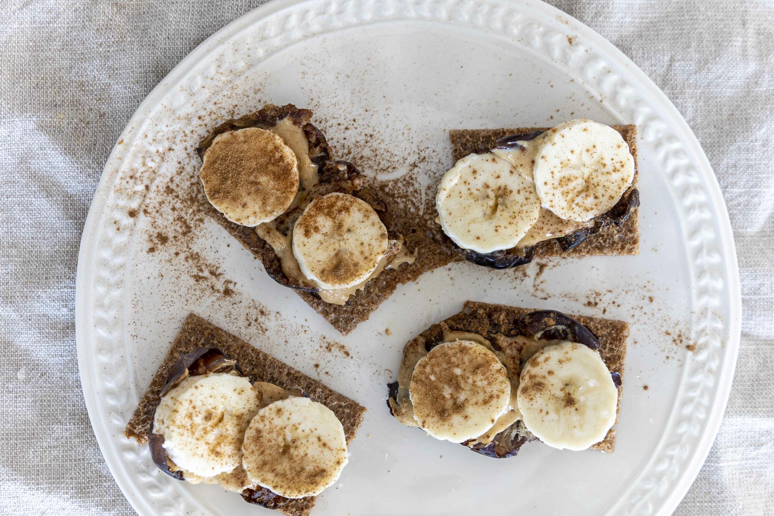 Finn crisp með döðlum, hnetusmjöri og banana