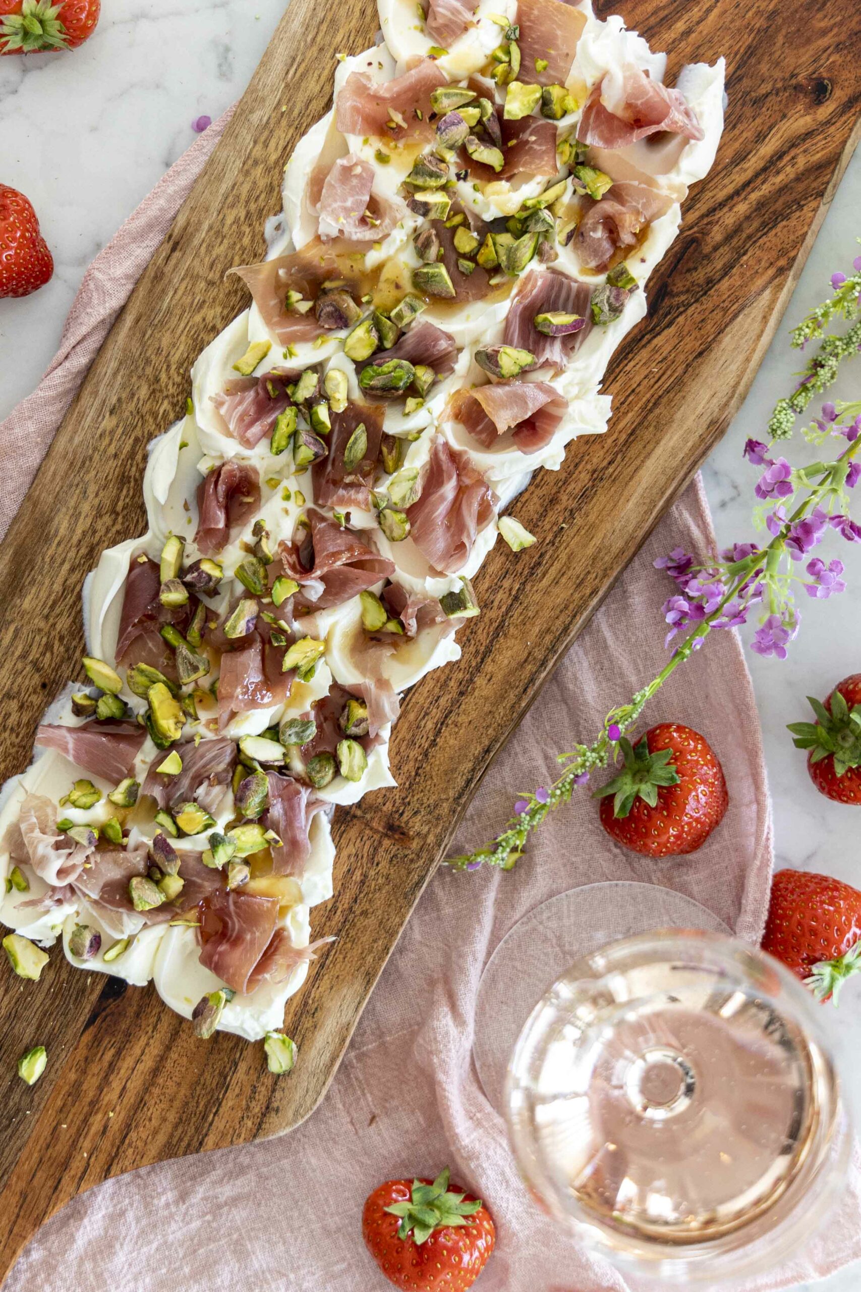 Hugmyndir fyrir stelpukvöldið – kokteilar, ostabakki og einfalt veisluborð