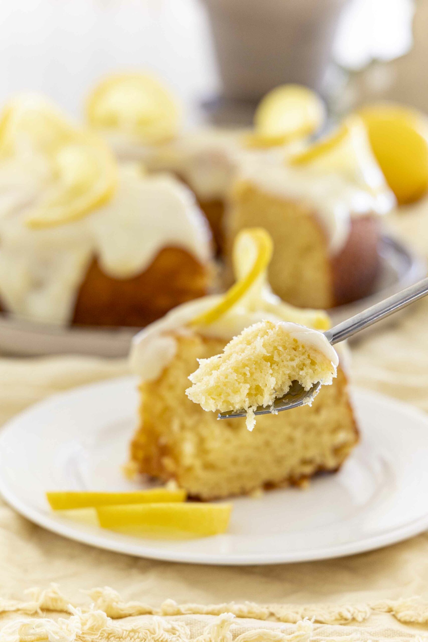 Sítrónukaka með ljúffengu rjómaostakremi