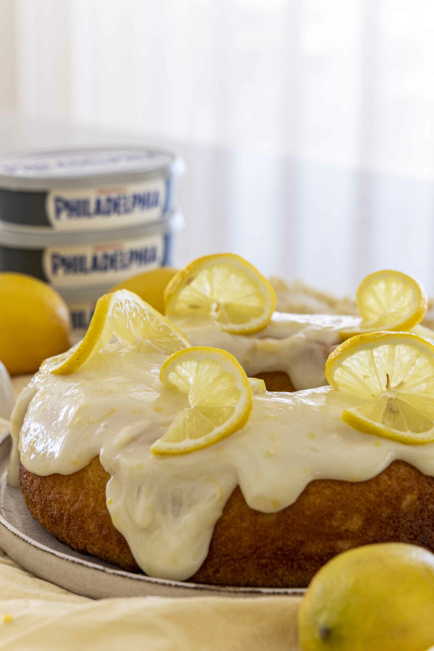 Sítrónukaka með ljúffengu rjómaostakremi