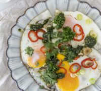 Bestu hvítlauks og pestó spældu eggin