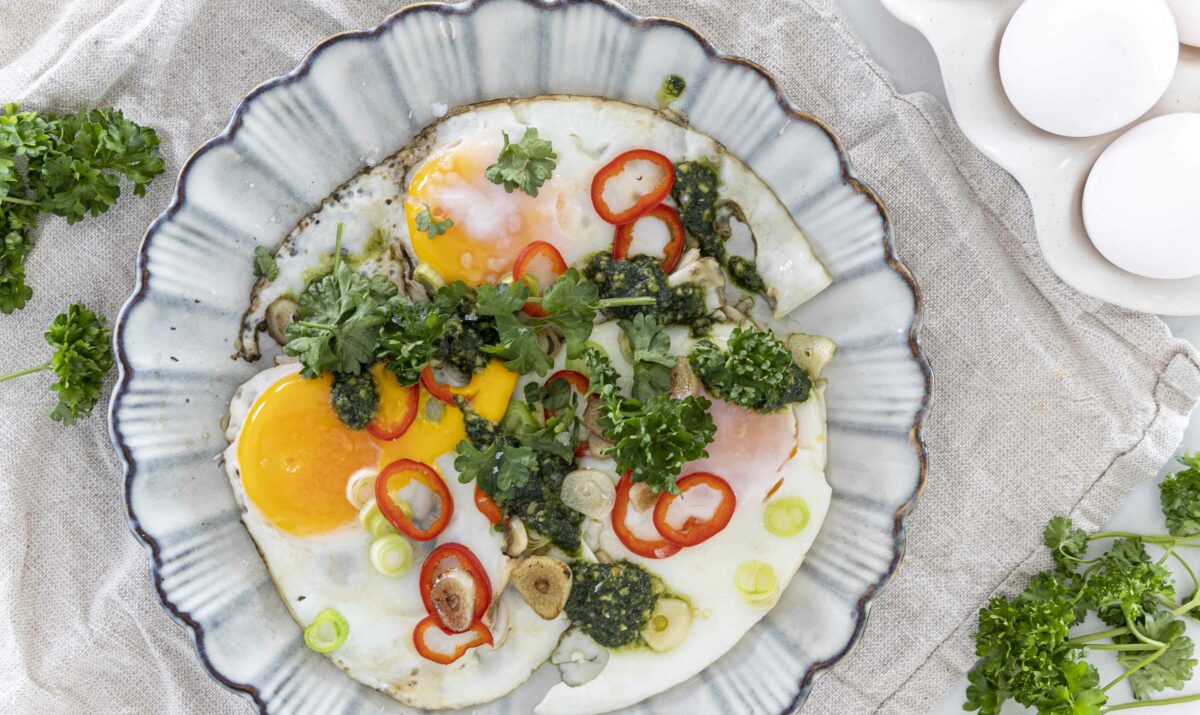 Bestu hvítlauks og pestó spældu eggin