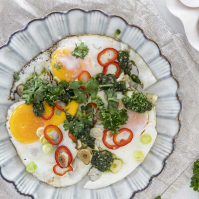 Bestu hvítlauks og pestó spældu eggin