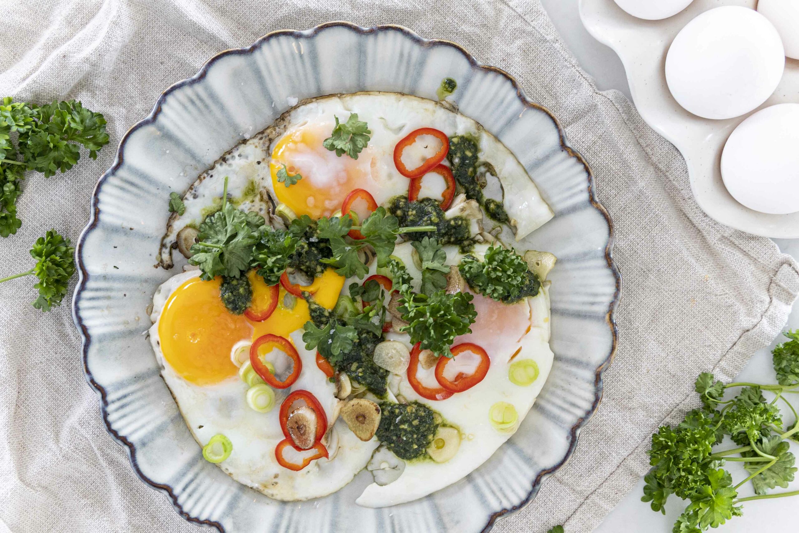 Bestu hvítlauks og pestó spældu eggin