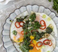 Bestu hvítlauks og pestó spældu eggin