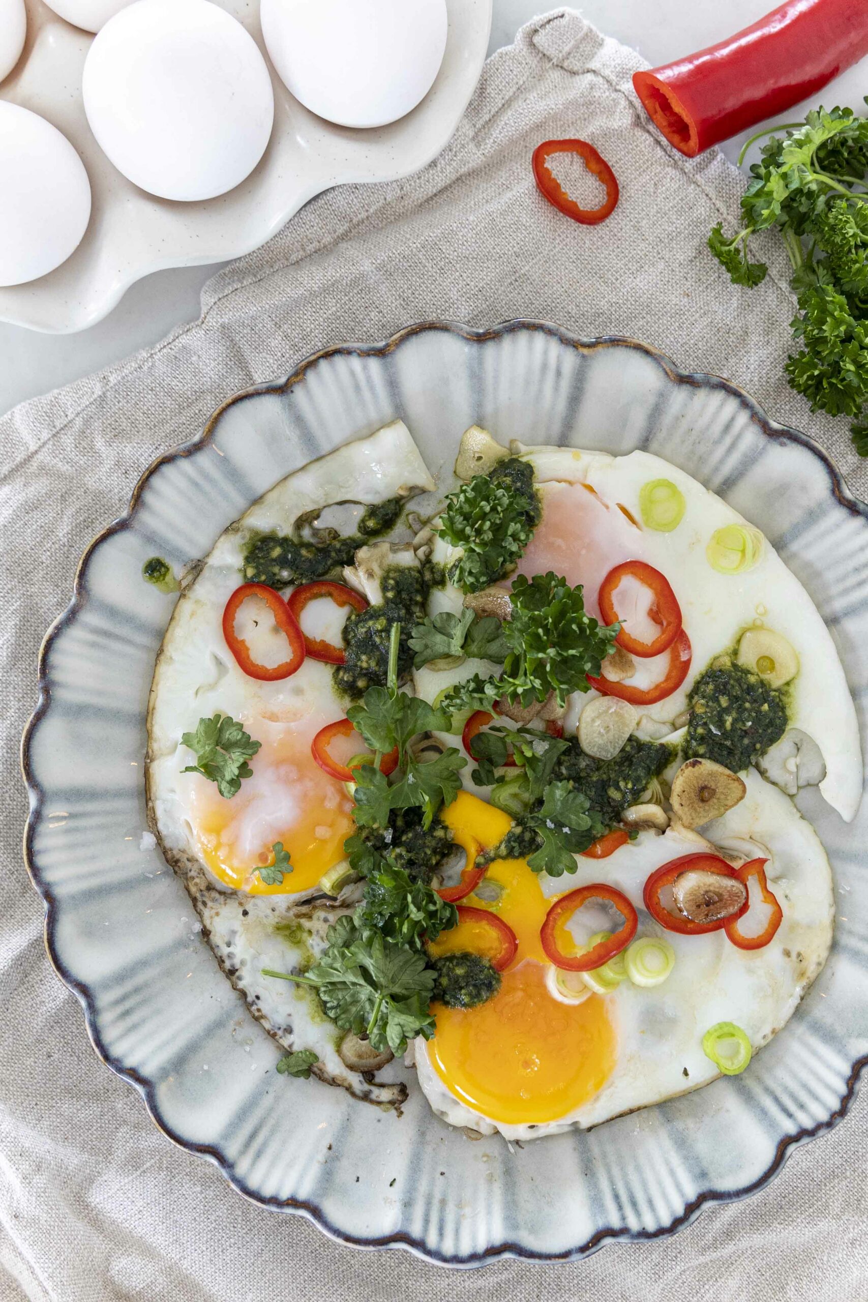 Bestu hvítlauks og pestó spældu eggin