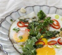 Bestu hvítlauks og pestó spældu eggin