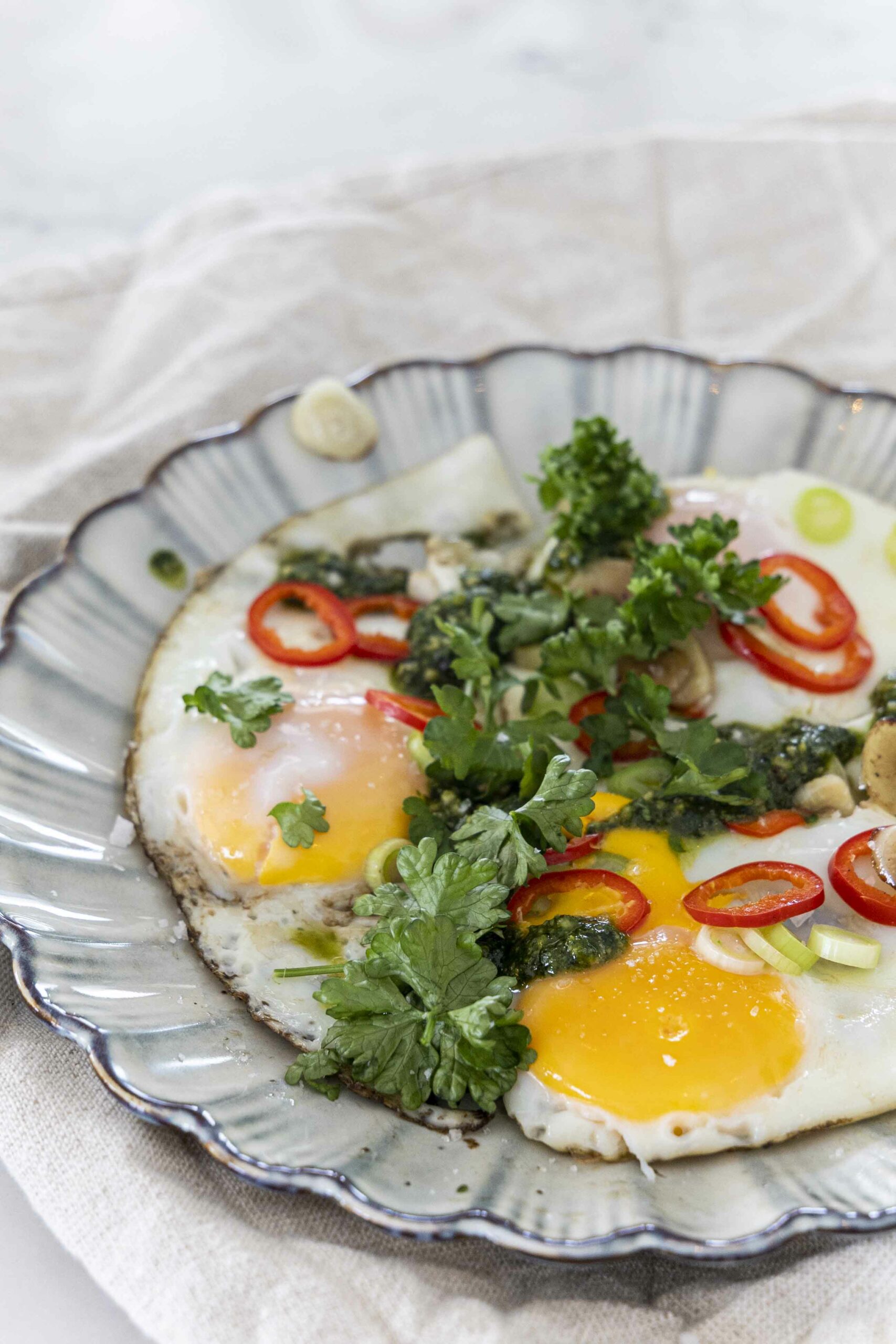 Bestu hvítlauks og pestó spældu eggin