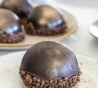 Ómótstæðileg súkkulaðibomba með karamellusúkkulaðimús