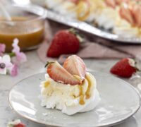 Mini pavlovur með jarðaberjum og karamellusósu