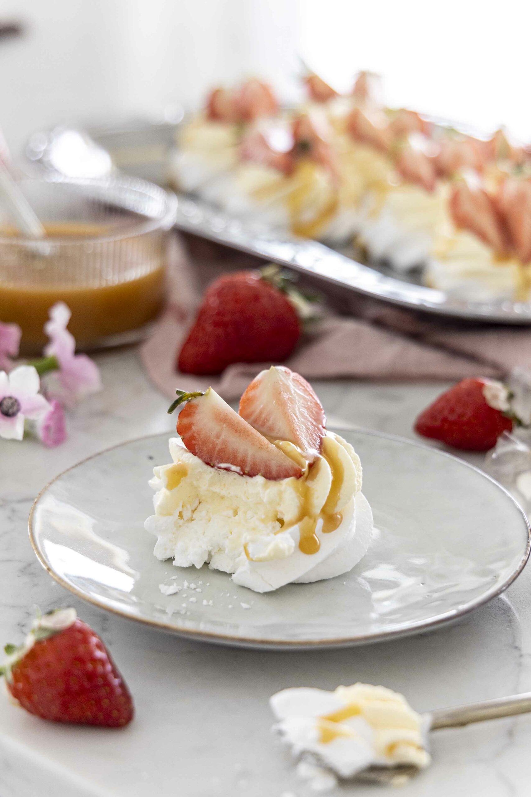 Mini pavlovur með jarðaberjum og karamellusósu