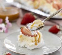 Mini pavlovur með jarðaberjum og karamellusósu