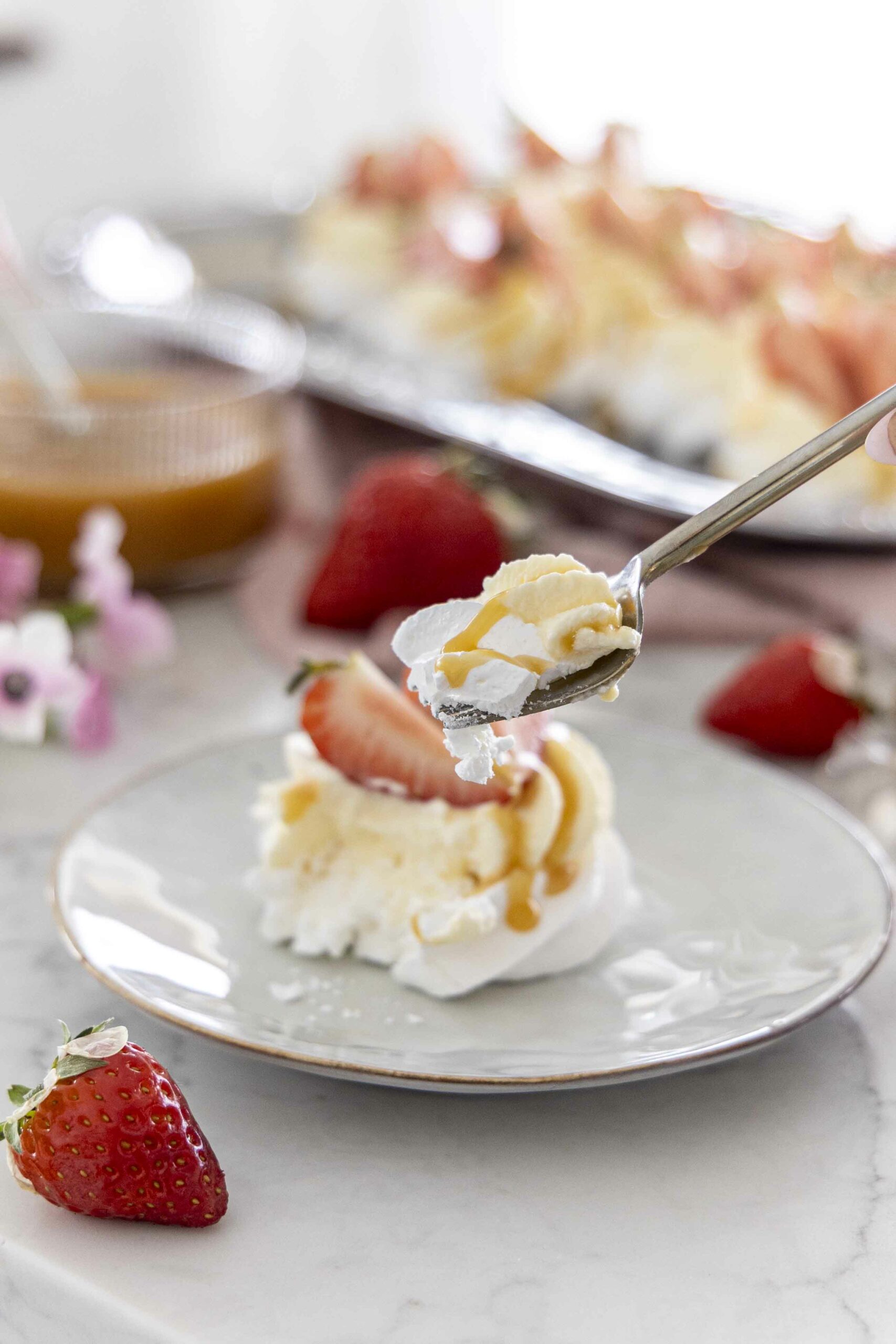 Mini pavlovur með jarðaberjum og karamellusósu