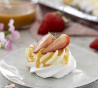 Mini pavlovur með jarðaberjum og karamellusósu