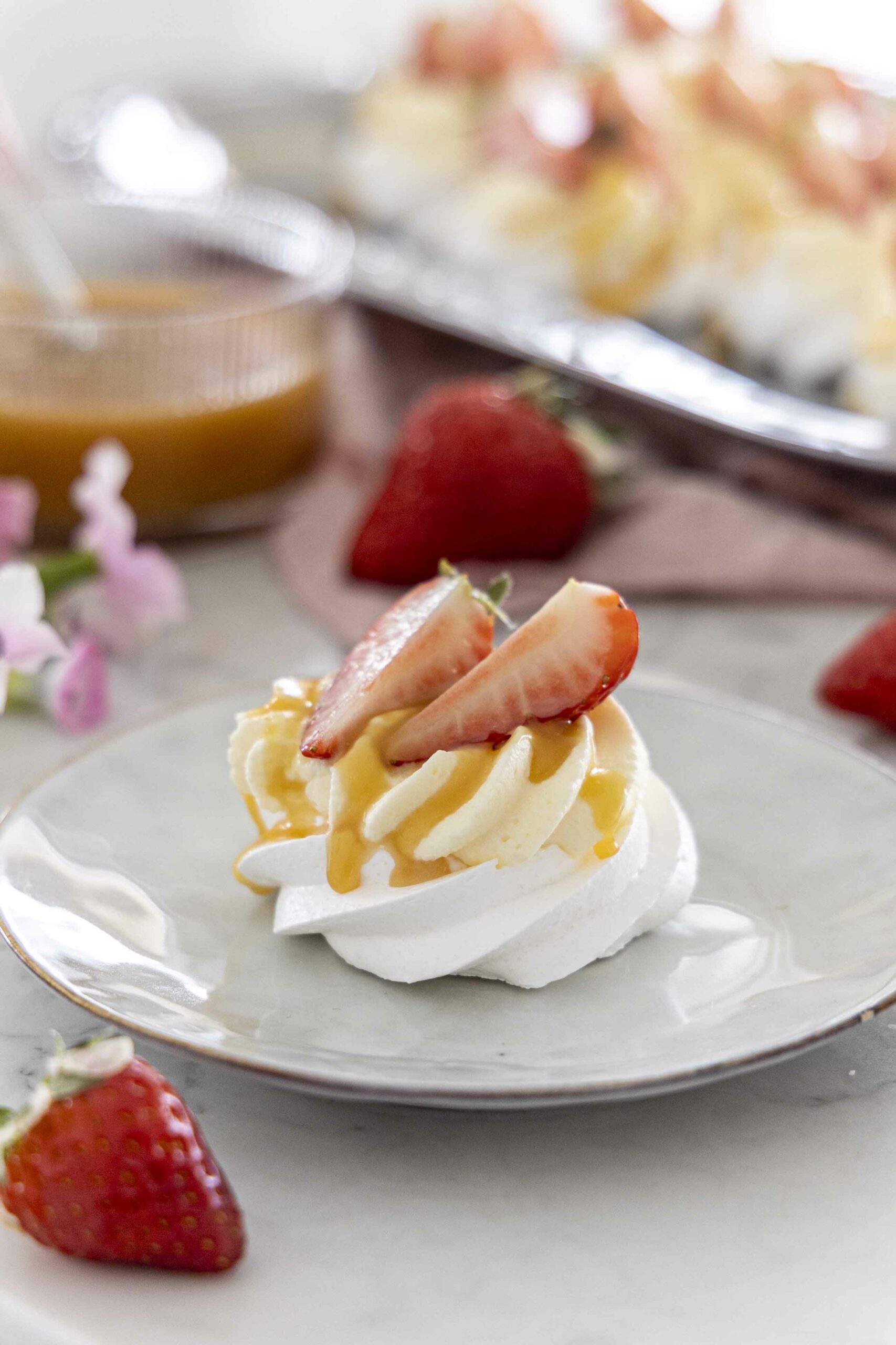 Mini pavlovur með jarðaberjum og karamellusósu