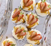 Mini pavlovur með jarðaberjum og karamellusósu