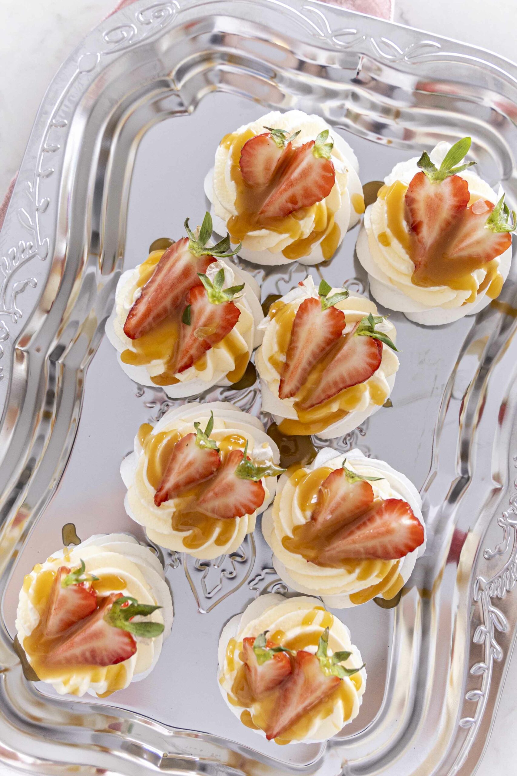 Mini pavlovur með jarðaberjum og karamellusósu