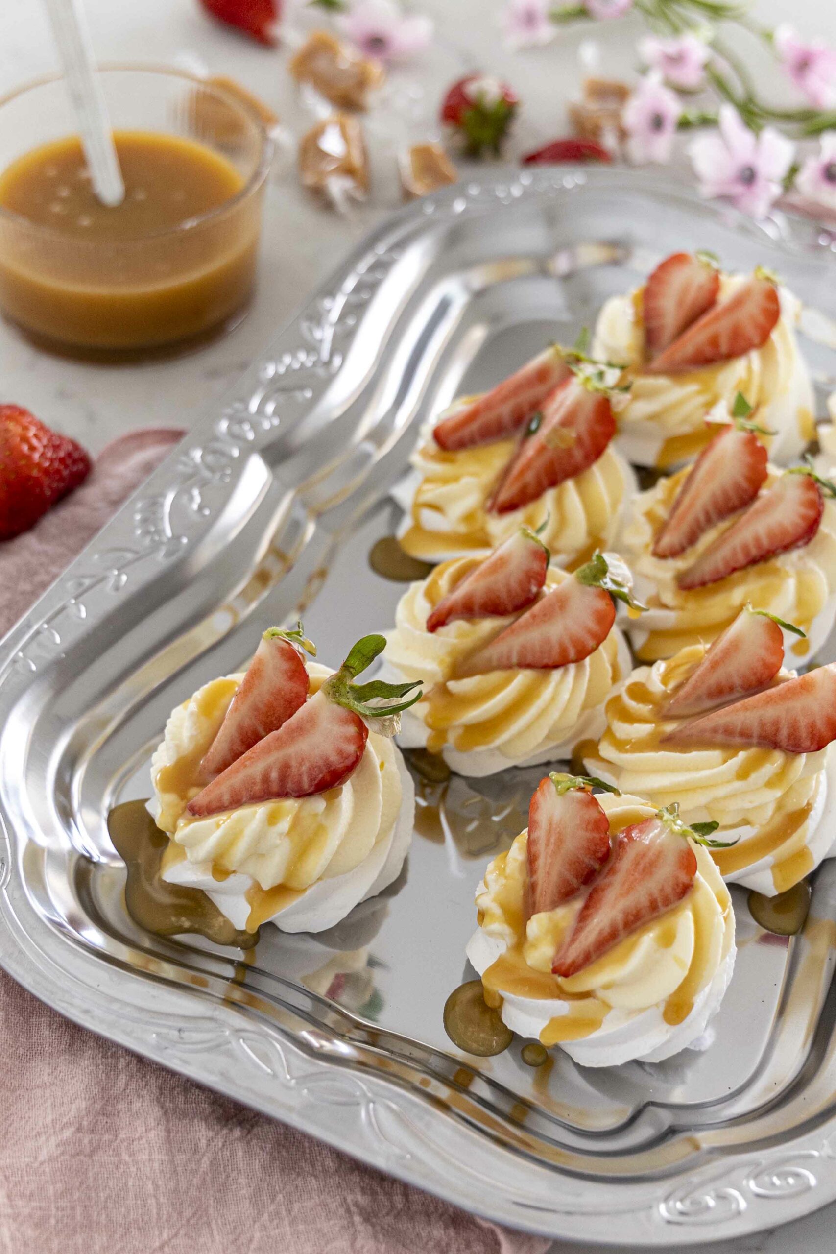 Mini pavlovur með jarðaberjum og karamellusósu