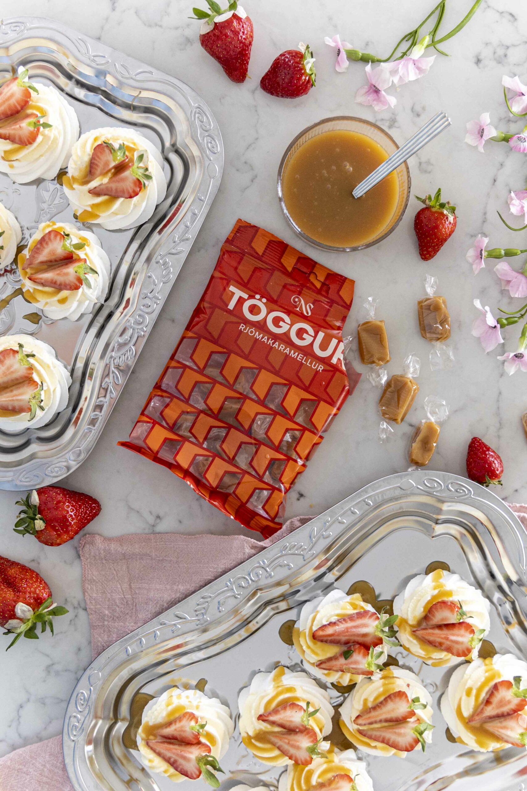 Mini pavlovur með jarðaberjum og karamellusósu