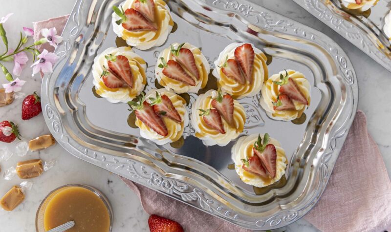 Mini pavlovur með jarðaberjum og karamellusósu