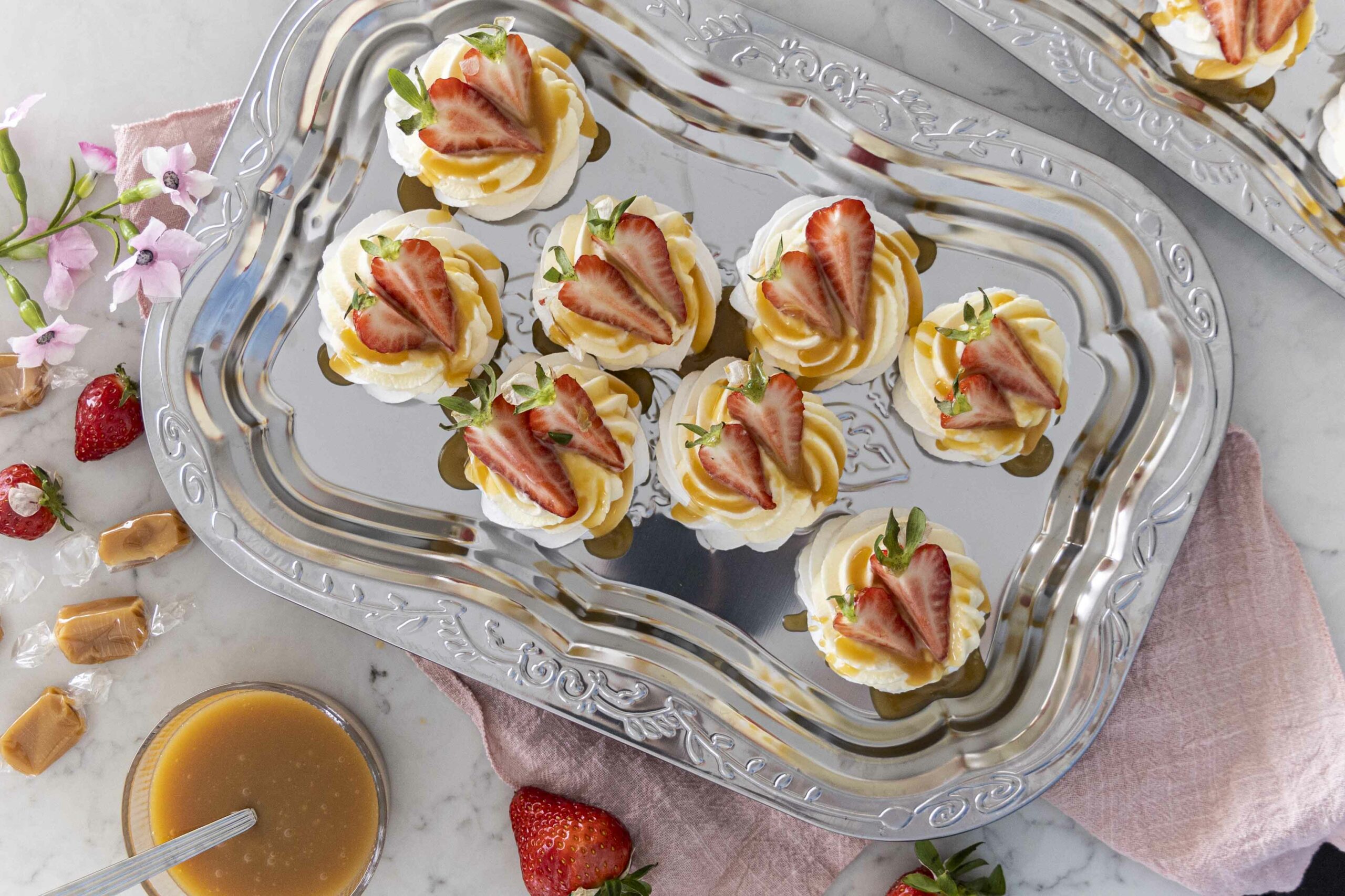 Mini pavlovur með jarðaberjum og karamellusósu