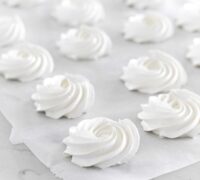 Mini pavlovur með jarðaberjum og karamellusósu