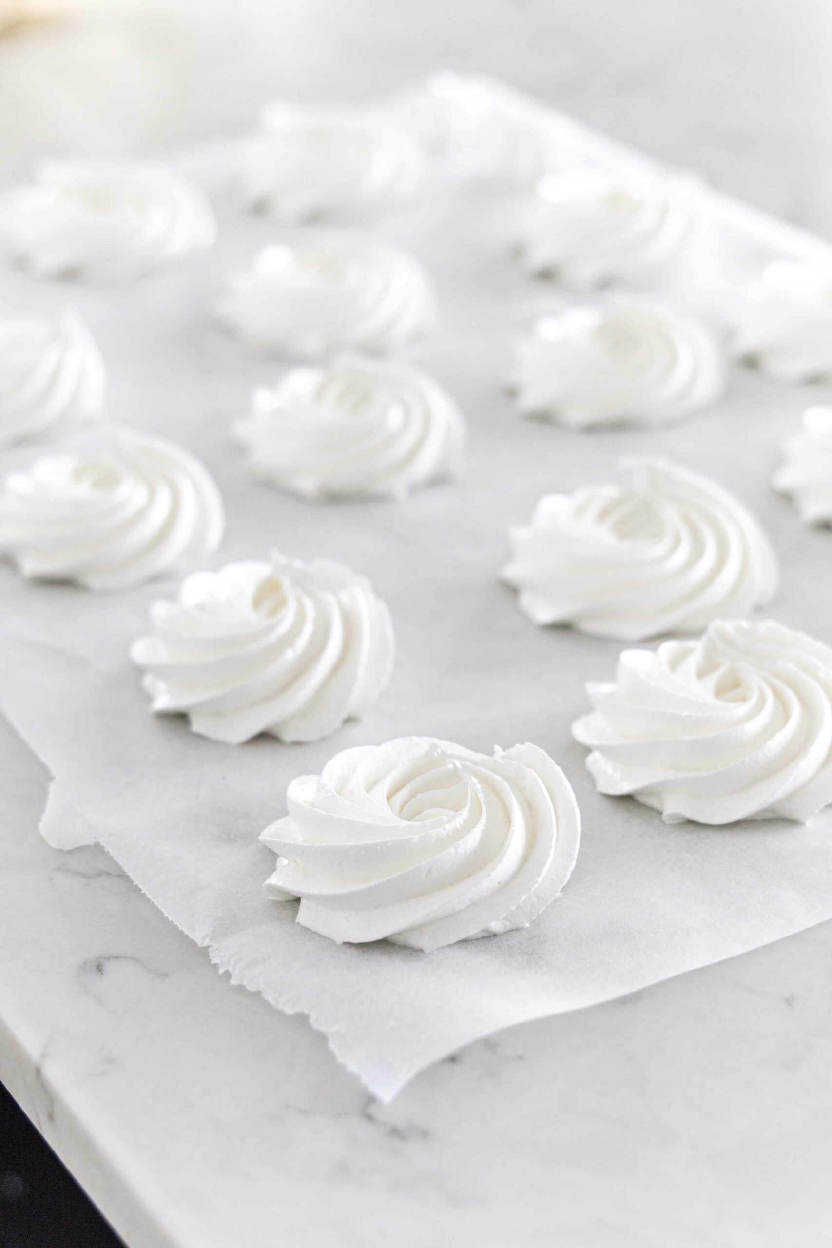 Mini pavlovur með jarðaberjum og karamellusósu