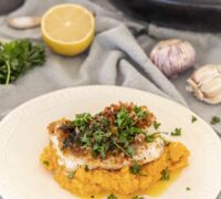 Þorskhnakkar bakaðir í hvítlaukssmjöri með stökkum brauðrasptoppi