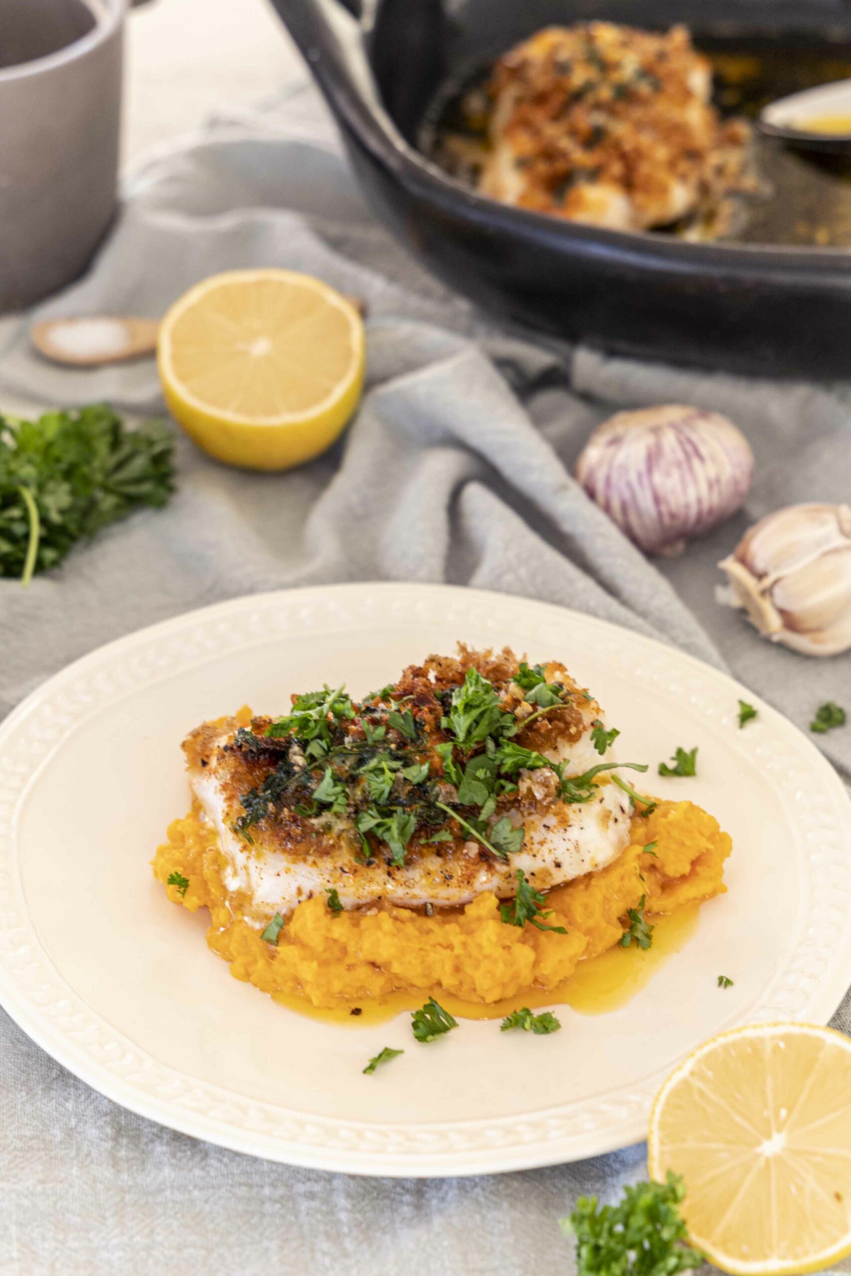 Þorskhnakkar bakaðir í hvítlaukssmjöri með stökkum brauðrasptoppi