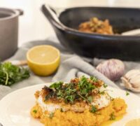 Þorskhnakkar bakaðir í hvítlaukssmjöri með stökkum brauðrasptoppi