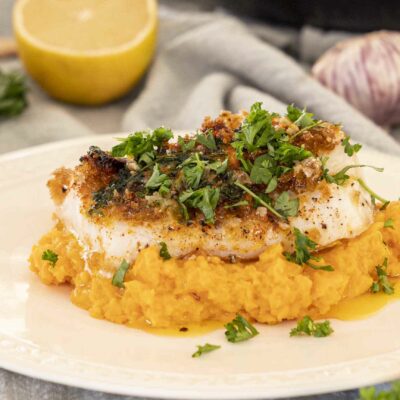 Þorskhnakkar bakaðir í hvítlaukssmjöri með stökkum brauðrasptoppi