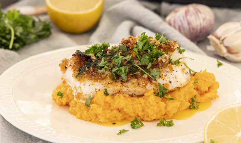 Þorskhnakkar bakaðir í hvítlaukssmjöri með stökkum brauðrasptoppi