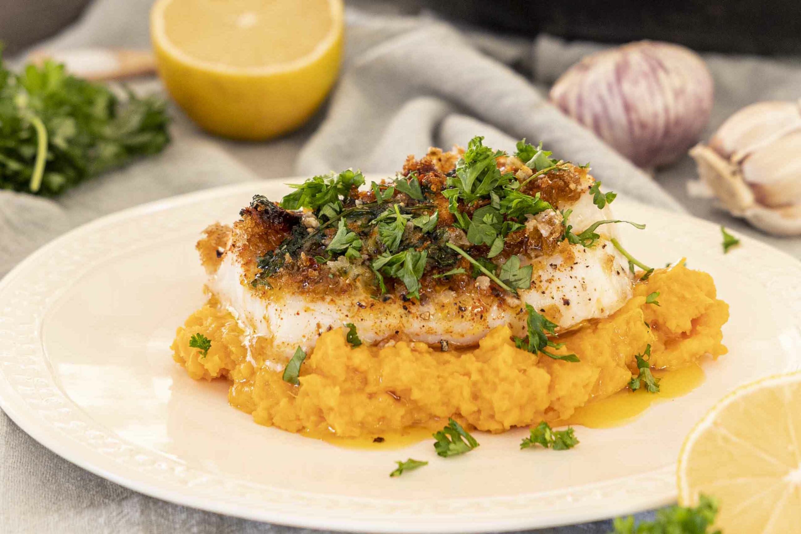 Þorskhnakkar bakaðir í hvítlaukssmjöri með stökkum brauðrasptoppi