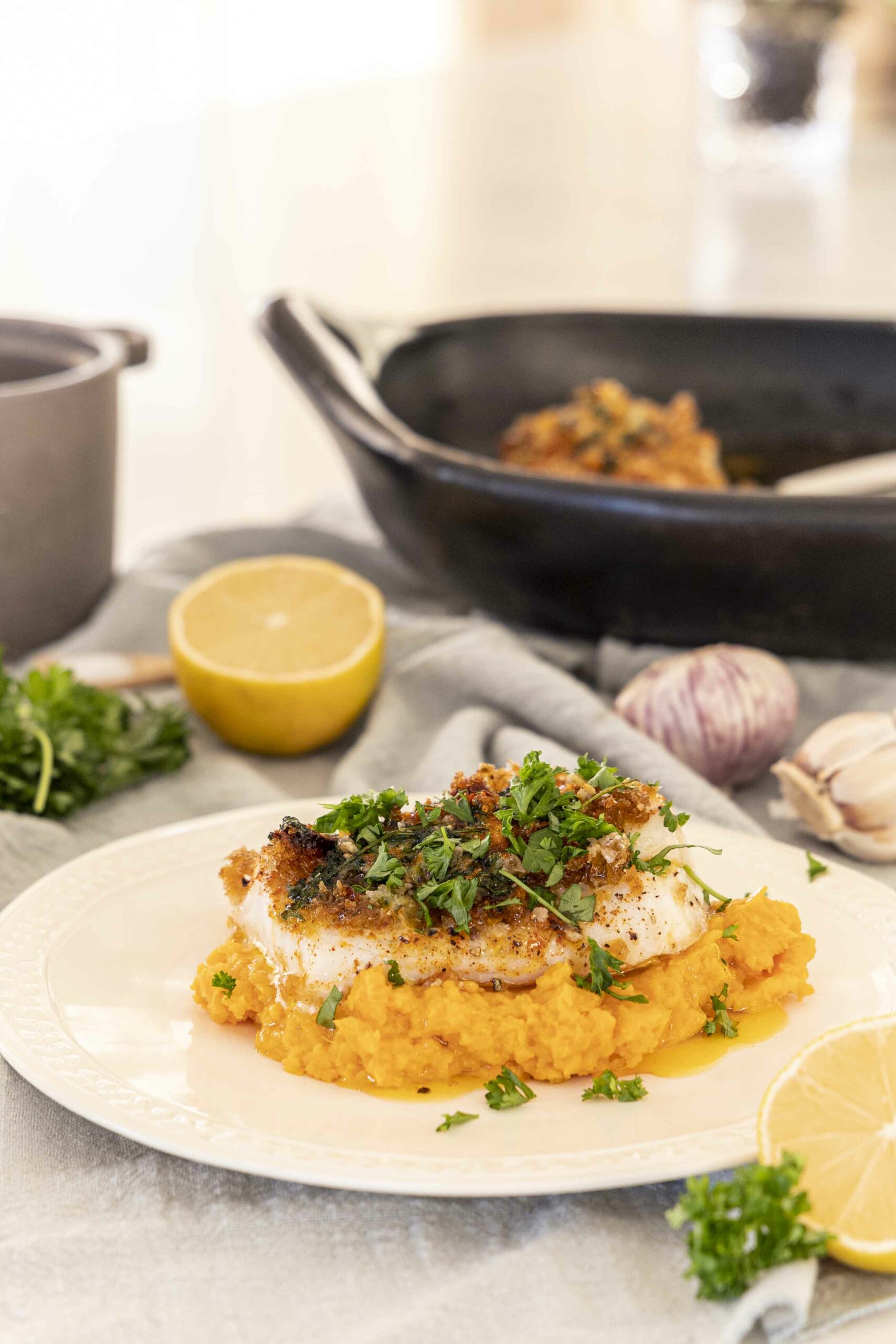 Þorskhnakkar bakaðir í hvítlaukssmjöri með stökkum brauðrasptoppi