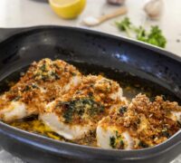 Þorskhnakkar bakaðir í hvítlaukssmjöri með stökkum brauðrasptoppi