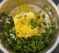 Þorskhnakkar bakaðir í hvítlaukssmjöri með stökkum brauðrasptoppi