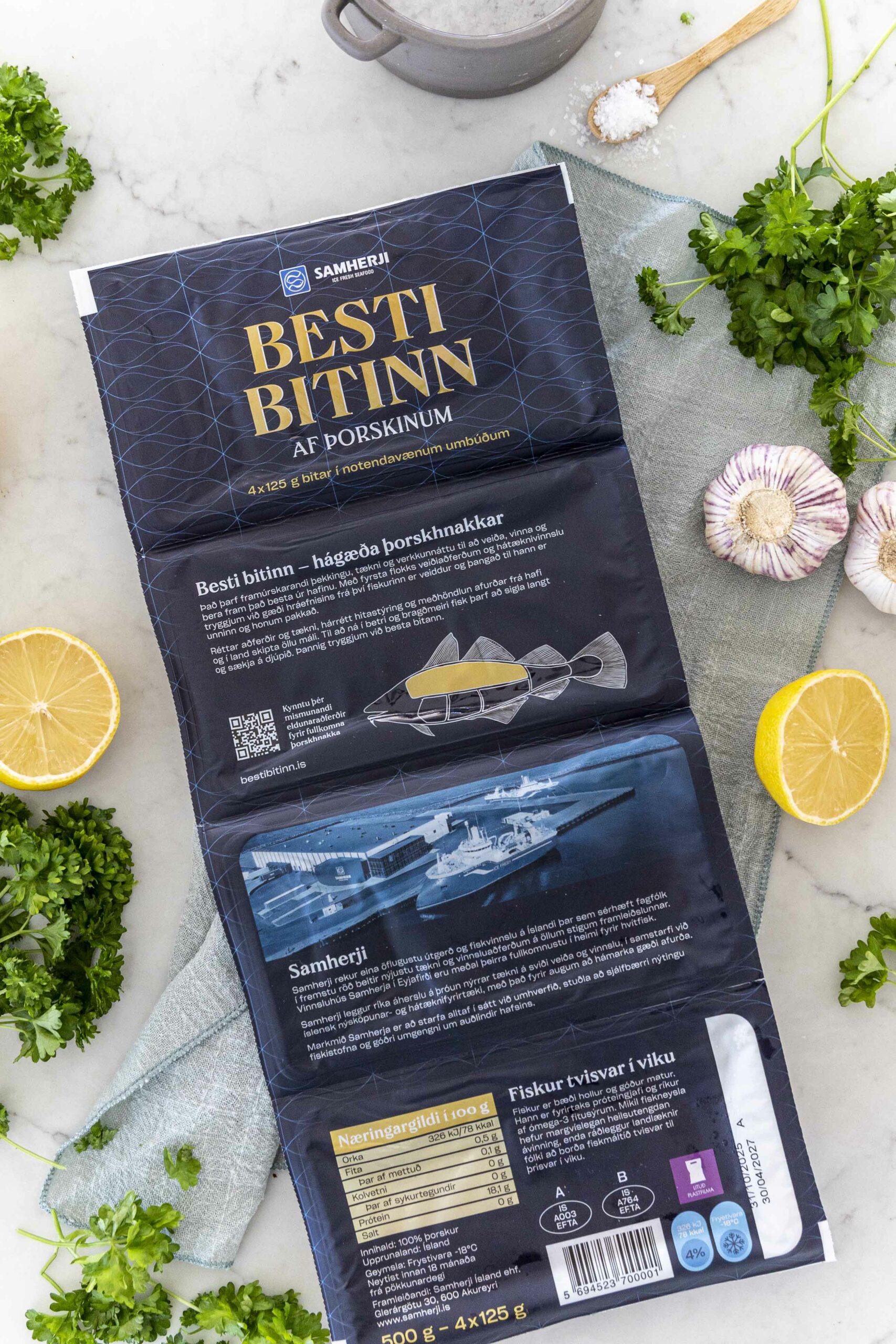 Þorskhnakkar bakaðir í hvítlaukssmjöri með stökkum brauðrasptoppi