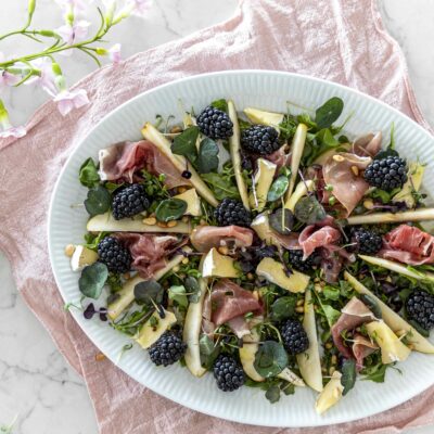 Ferskt salat með parma skinku, perum, brómberjum og litríkum sprettum