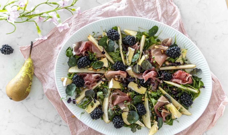 Ferskt salat með parma skinku, perum, brómberjum og litríkum sprettum