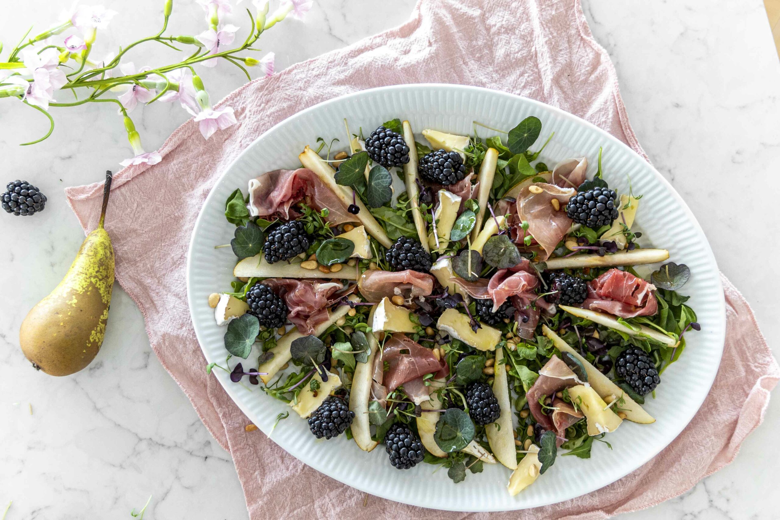 Ferskt salat með parma skinku, perum, brómberjum og litríkum sprettum