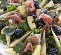 Ferskt salat með perum, brómberjum og litríkum sprettum