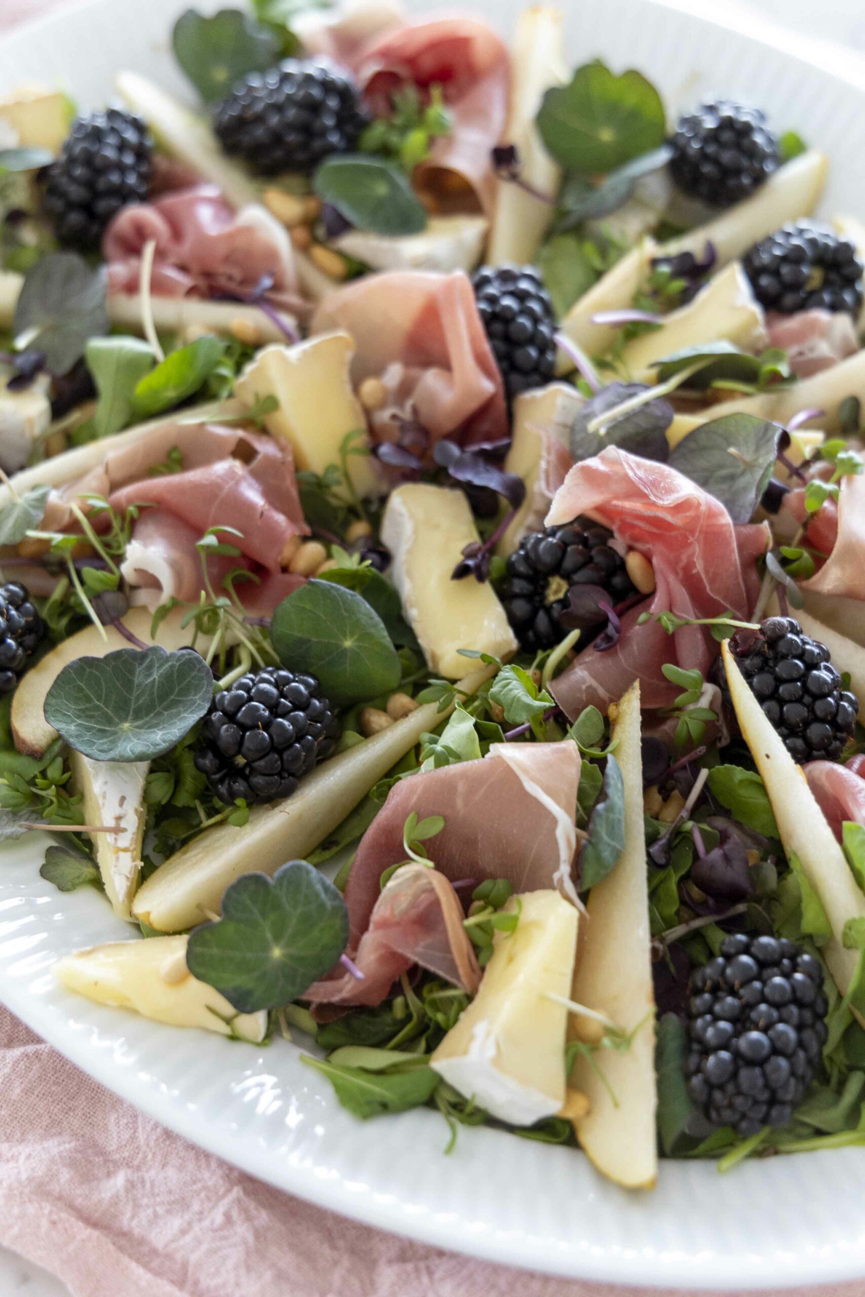 Ferskt salat með perum, brómberjum og litríkum sprettum