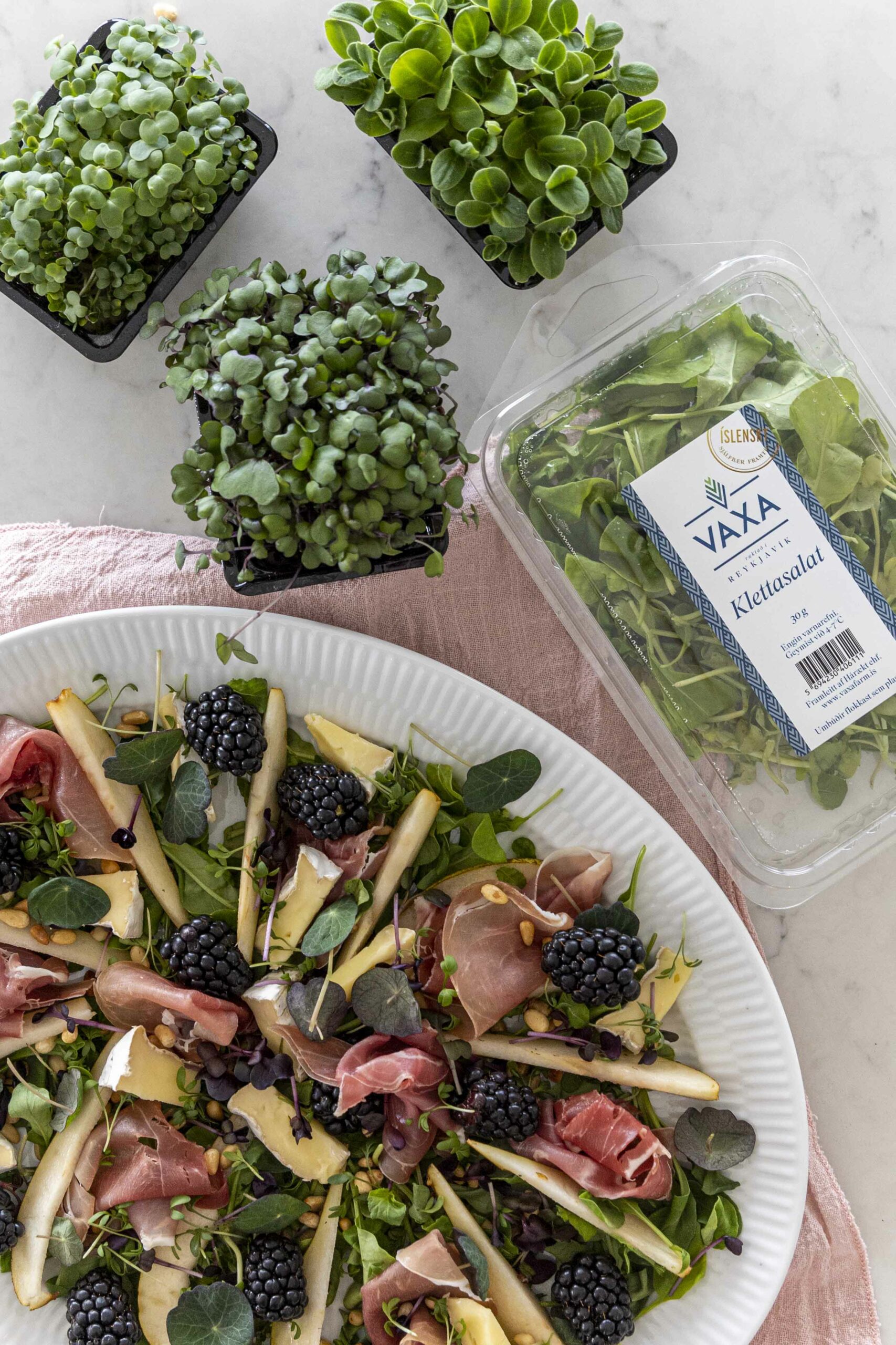 Ferskt salat með perum, brómberjum og litríkum sprettum