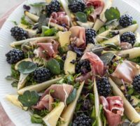 Ferskt salat með perum, brómberjum og litríkum sprettum