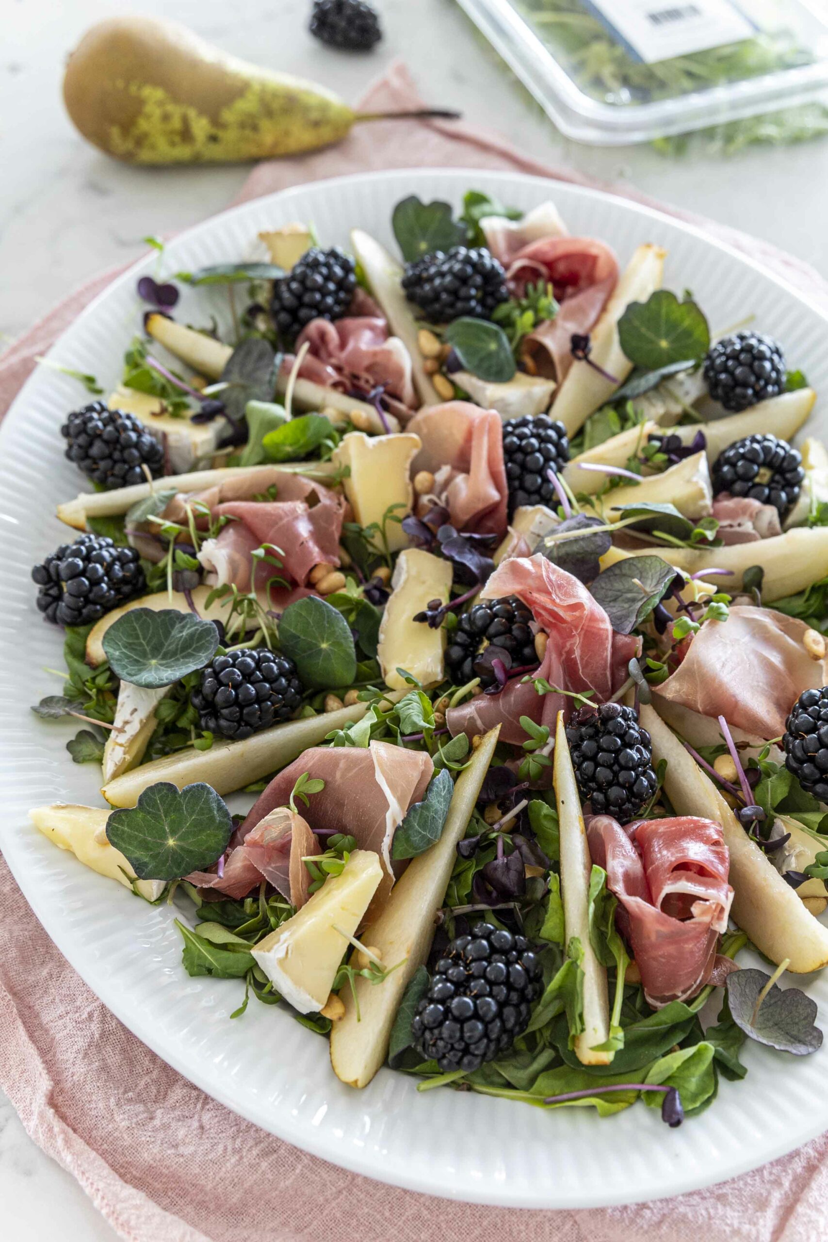 Ferskt salat með perum, brómberjum og litríkum sprettum