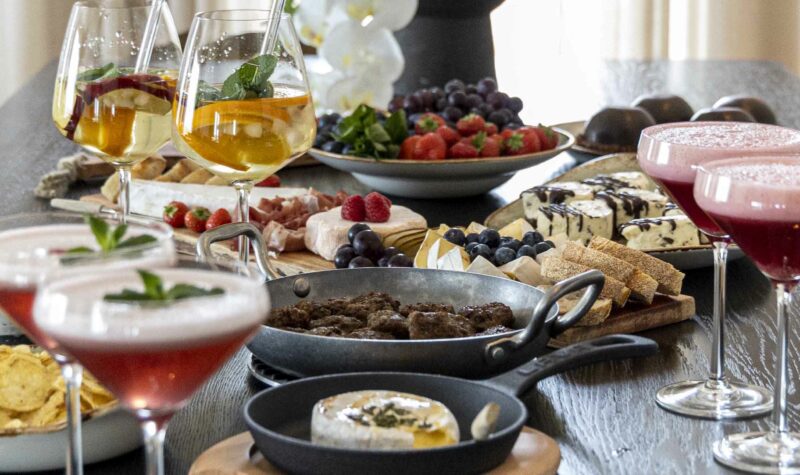 Hugmyndir fyrir stelpukvöldið – kokteilar, ostabakki og einfalt veisluborð